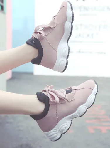 Women's Sneakers - Stylish modern design-حذاء رياضي نسائي - بتصميم عصري انيق